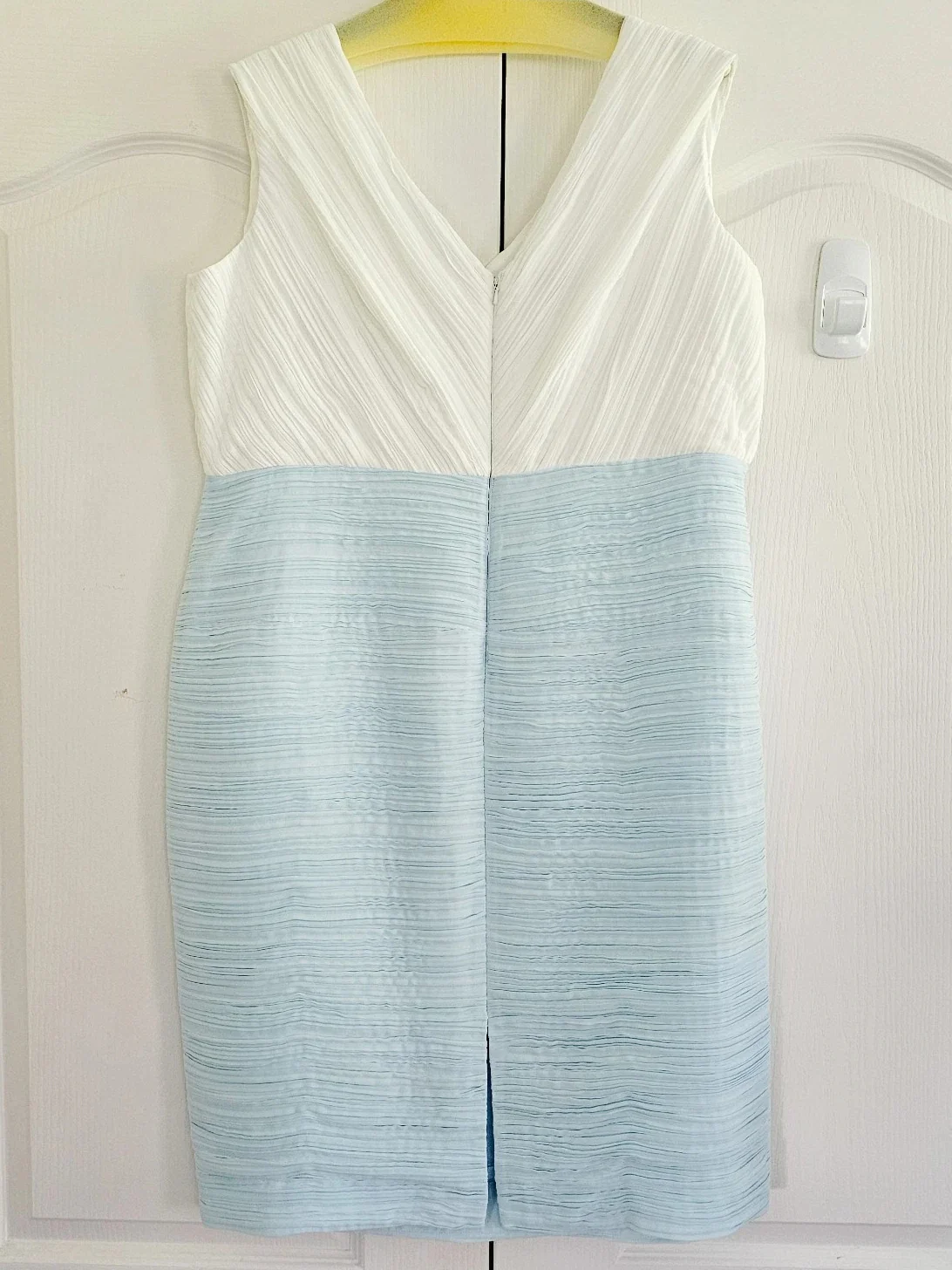 2 Pieces Sheath/Column V-Neck Knee-Length Mother of the Bride Dresses with Jacket & Pleats - Image 3