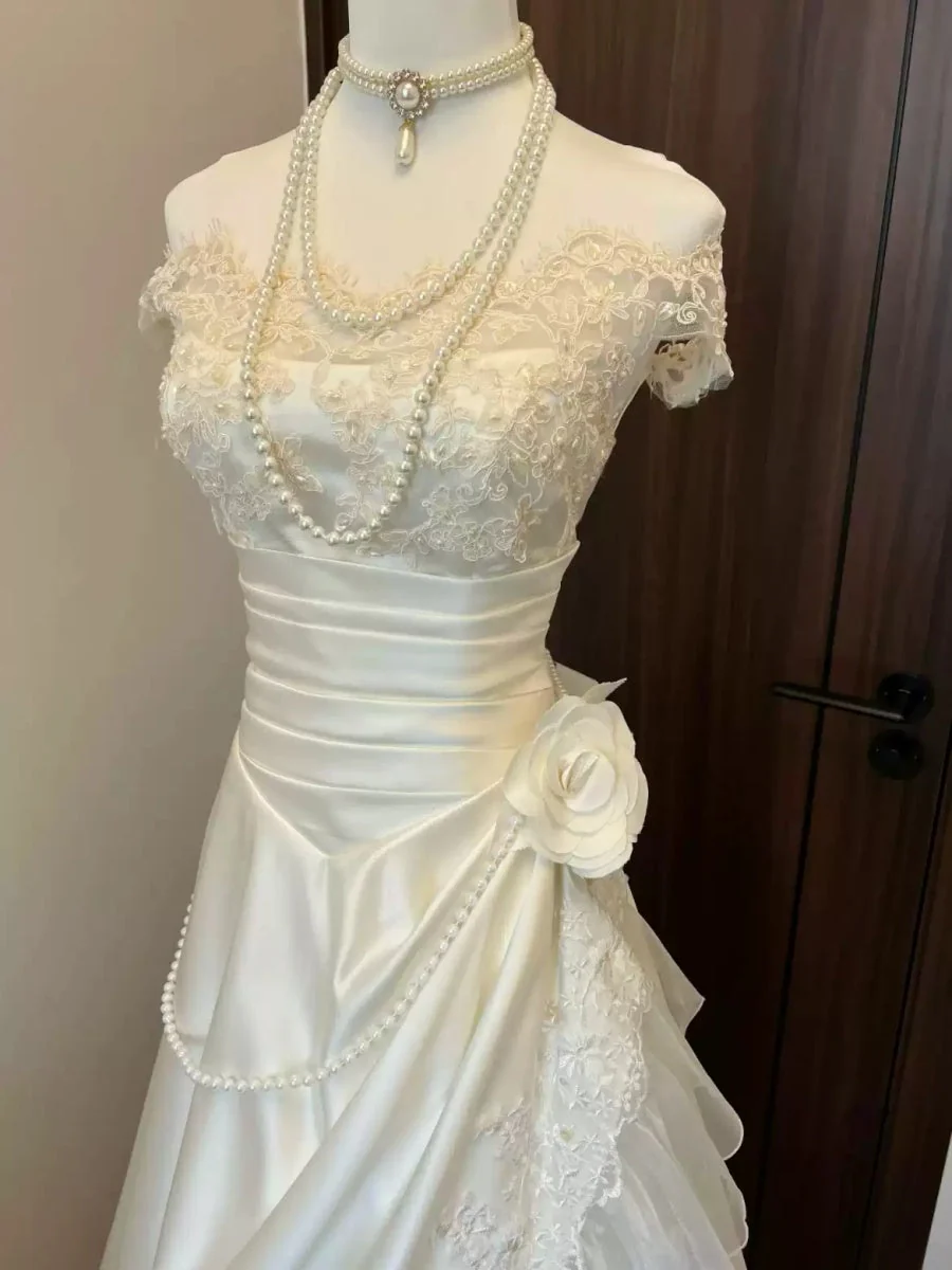 A-line/Princess Off-the-shoulder Ruched Wedding Dresses with Appliques & Pearls & Tulle - Image 4