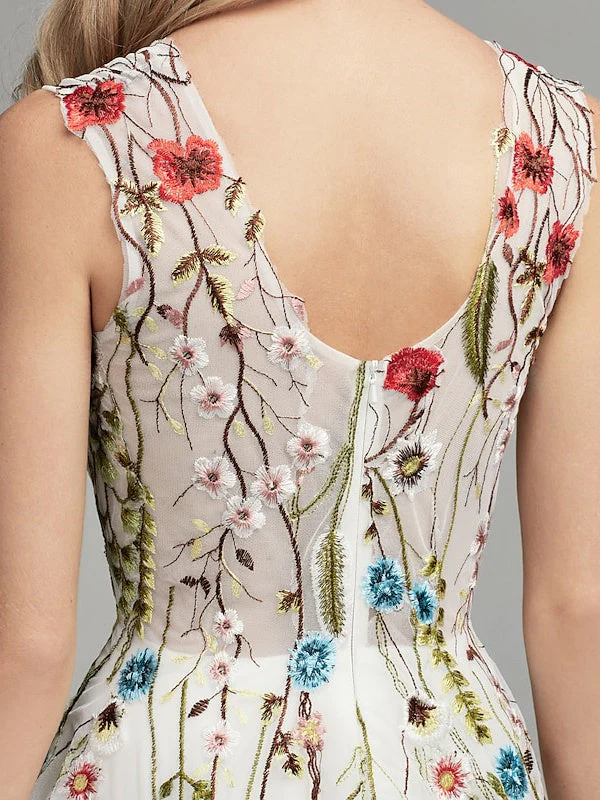 A-Line/Princess Sleeveless V Neck Floor-Length Prom Dresses with Embroidery Appliques - Image 3