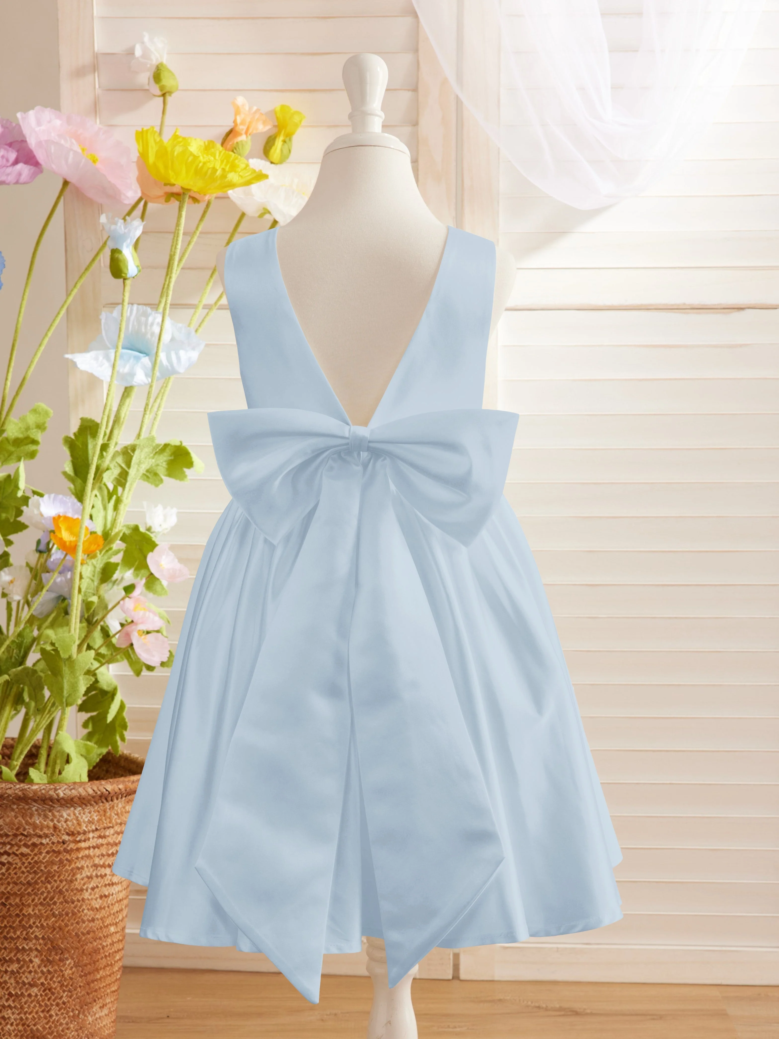 Elegant A-line Satin V-Back Bow Knee-length Flower Girl Dress - Image 11