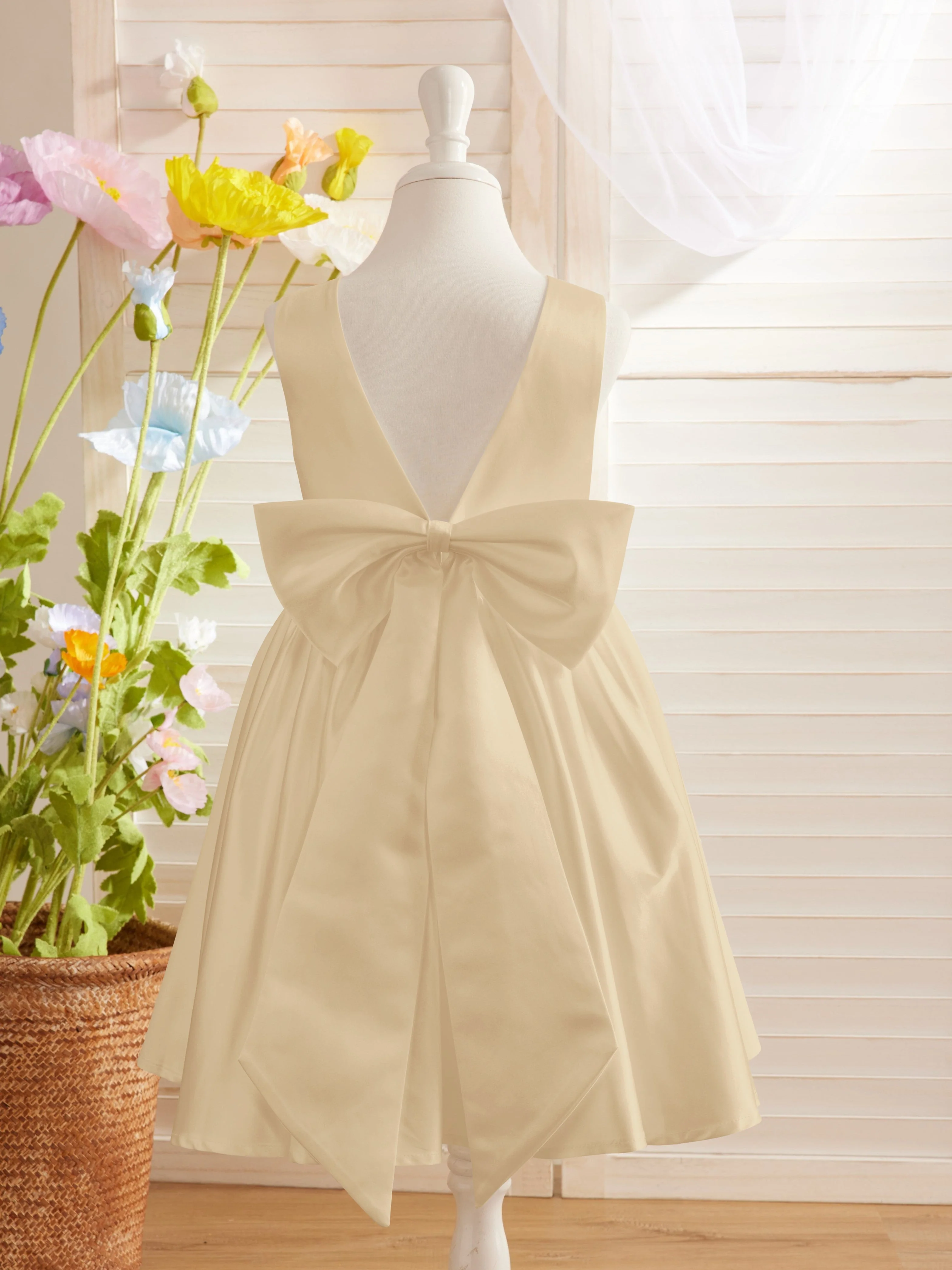 Elegant A-line Satin V-Back Bow Knee-length Flower Girl Dress - Image 13