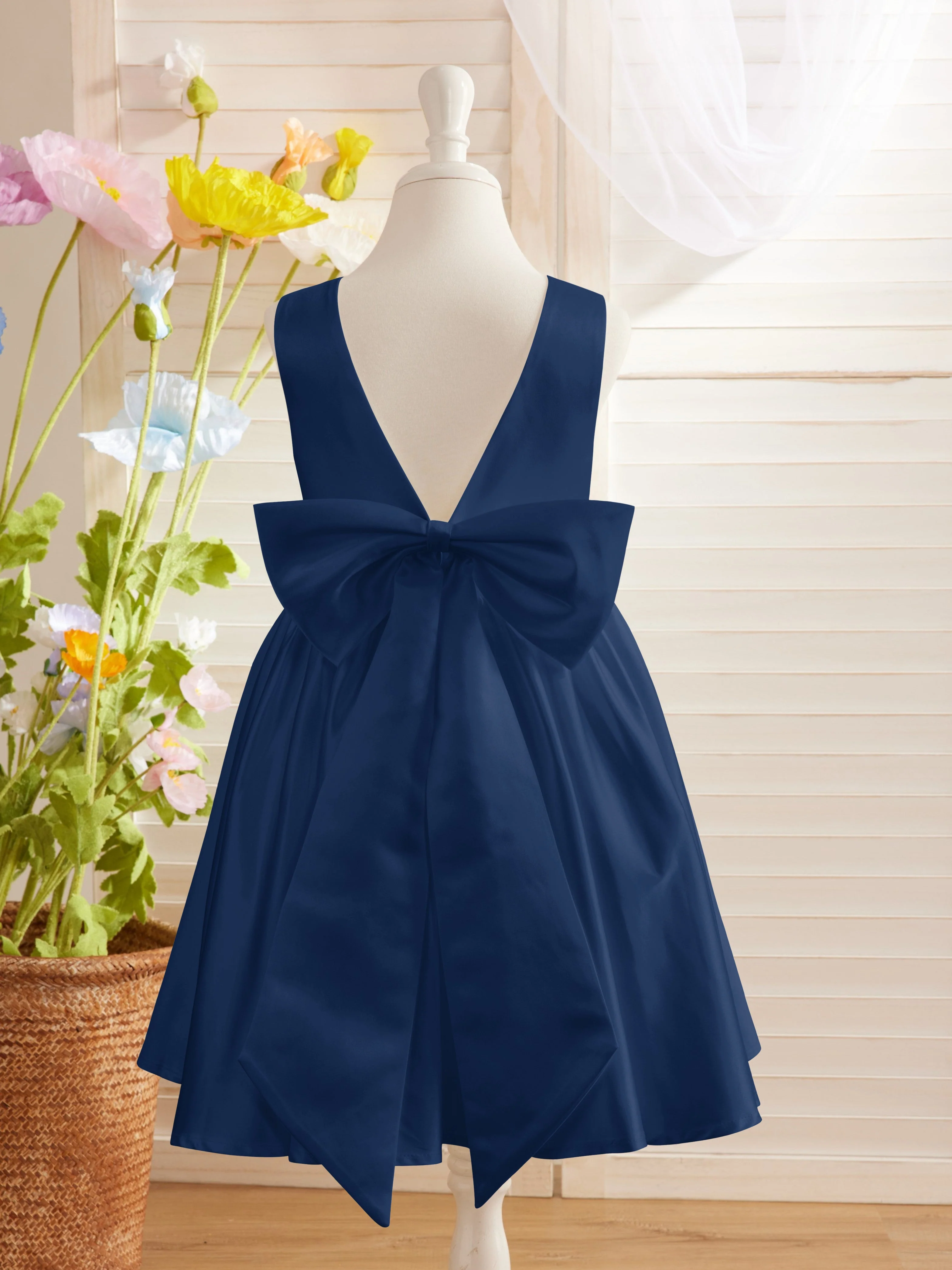 Elegant A-line Satin V-Back Bow Knee-length Flower Girl Dress - Image 15