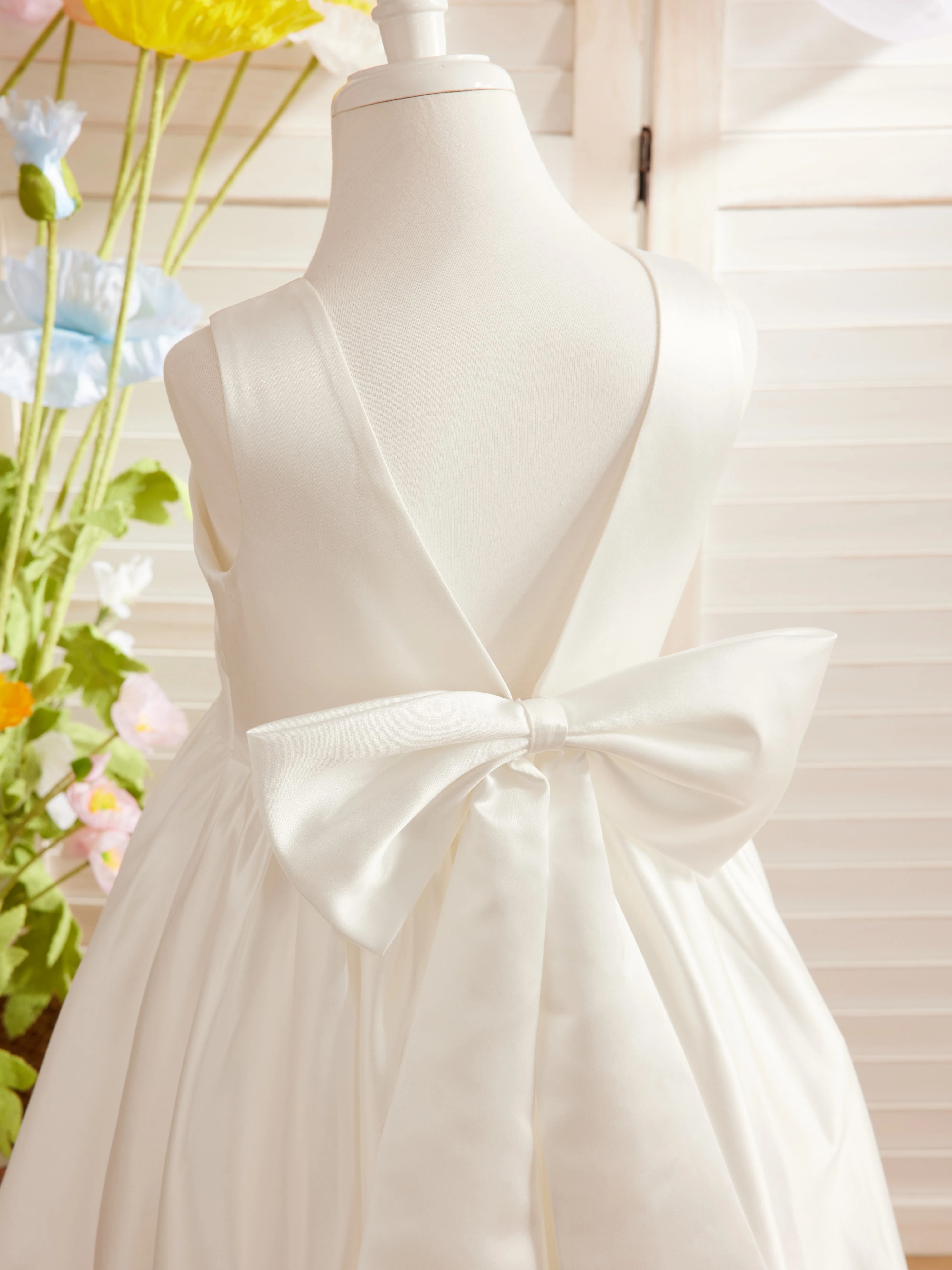Elegant A-line Satin V-Back Bow Knee-length Flower Girl Dress - Image 6