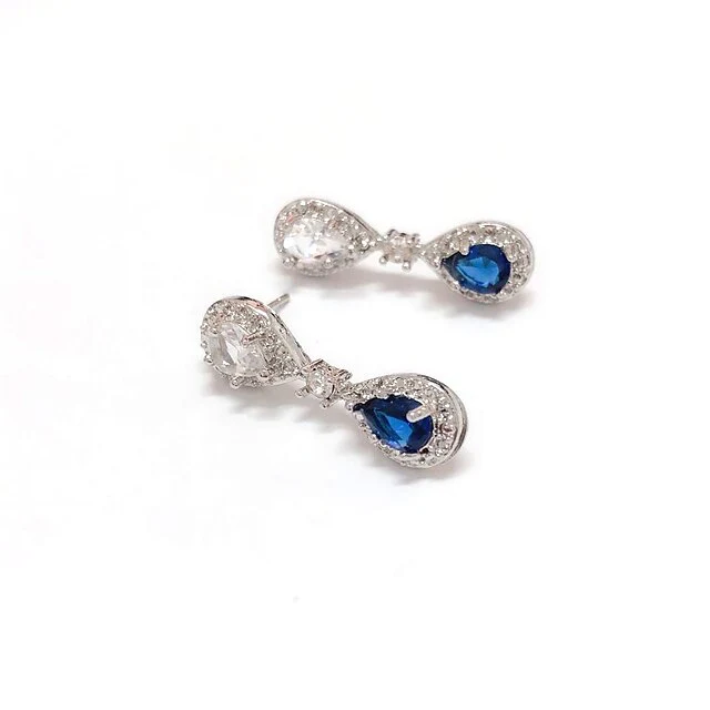 Luxury Dangling Imitation Diamond Earrings - Image 4