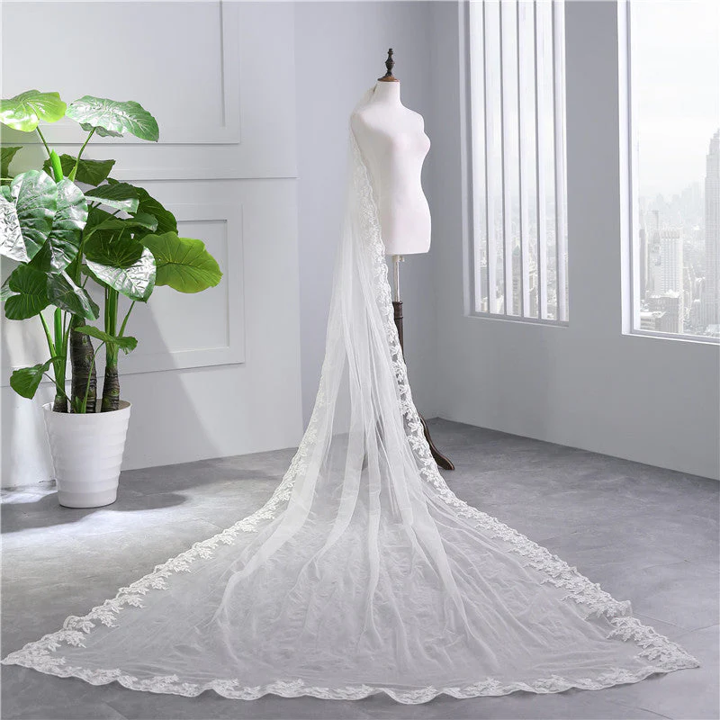 One-tier Lace Wedding Veil with Appliques - Image 2