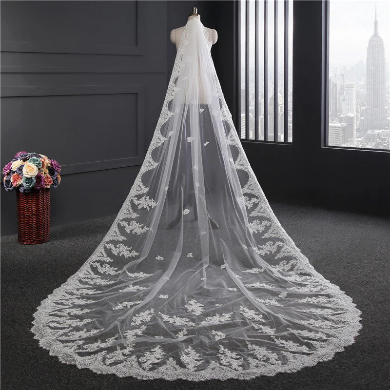 One-tier Luxurious Wedding Veil with Appliques - Image 7
